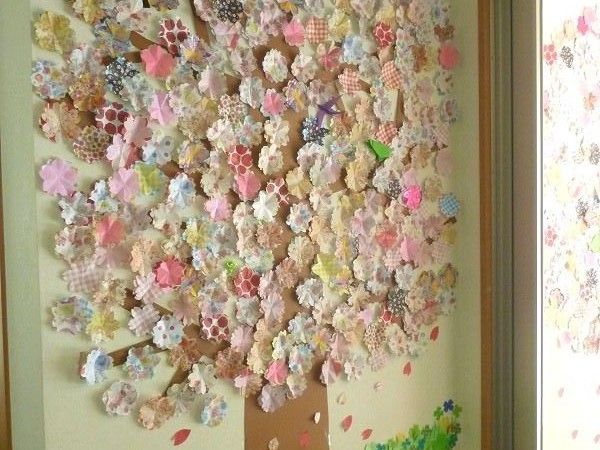 壁には、色とりどりの紙を切って作った満開の桜の木が飾られている。入居者様達がみんなで創作した作品である。