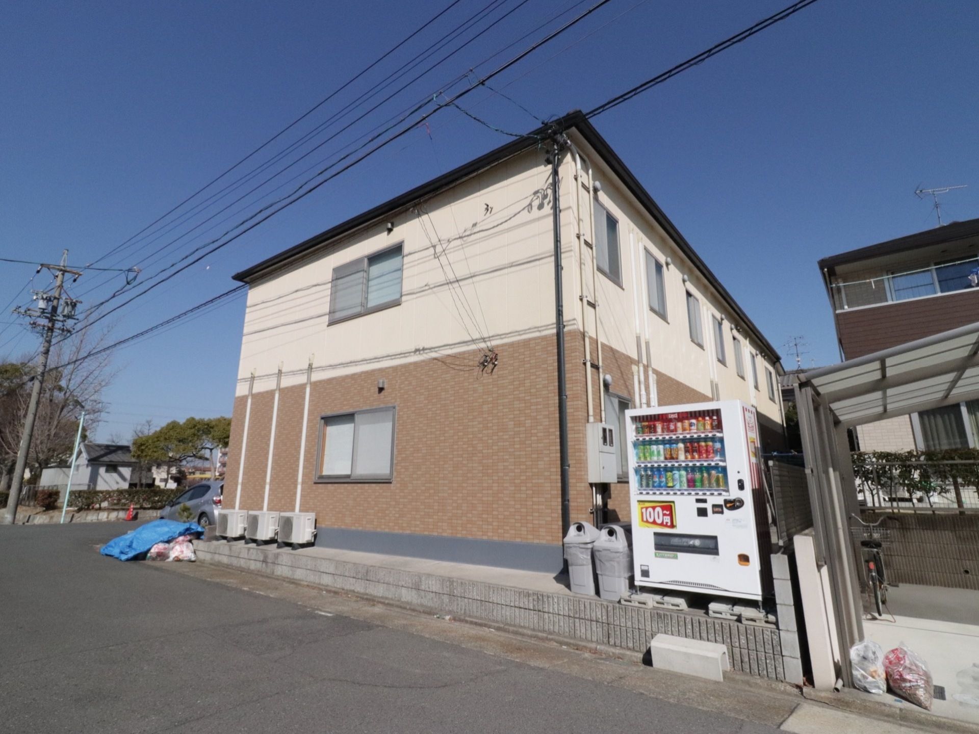 周囲に高い建物はなく、青空が見渡せる閑静な住宅地に立地した施設である。地域とのコミニュケーションを大切にしている。
