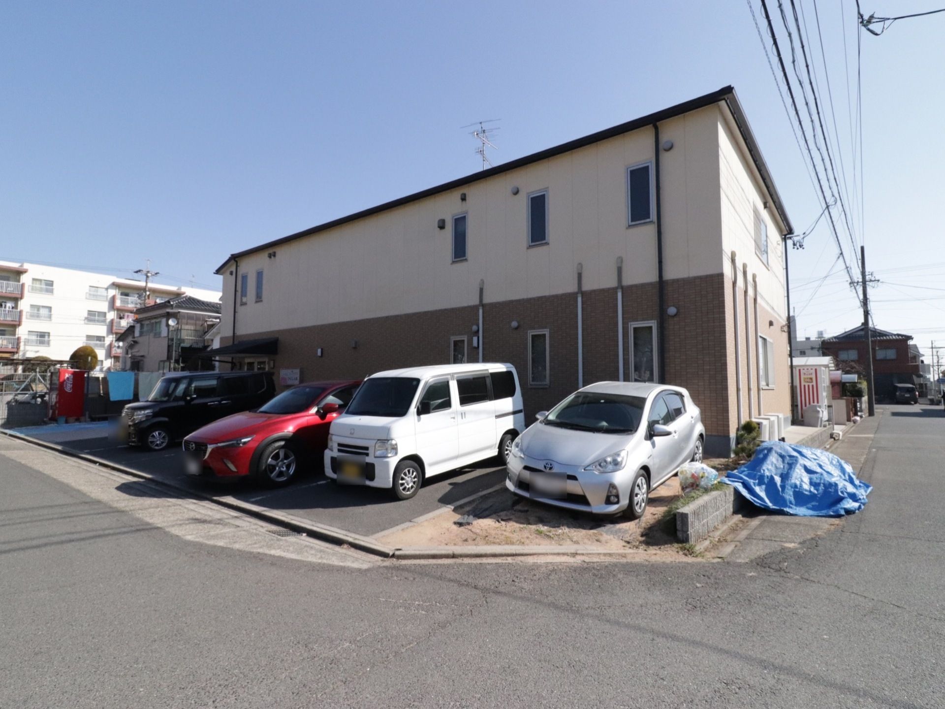 施設の入口付近には、駐車場を完備している。車椅子ご利用の方の車への移動も、スペースがあり安全である。遠方の来訪者様やご家族様も来訪しやすい。