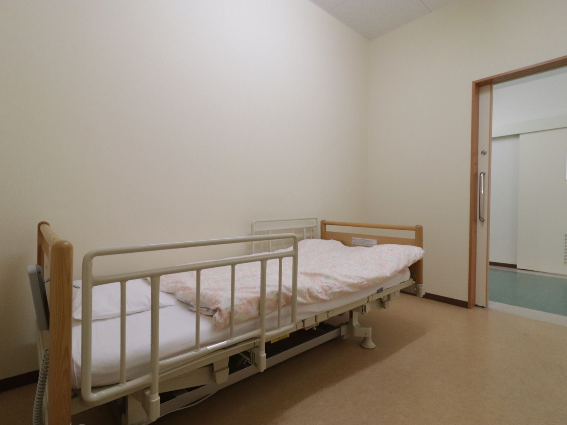 介護用ベッドである。入居者様の身体の状況に合わせてリクライニングができ、安全な体勢や移動を行っていただける。