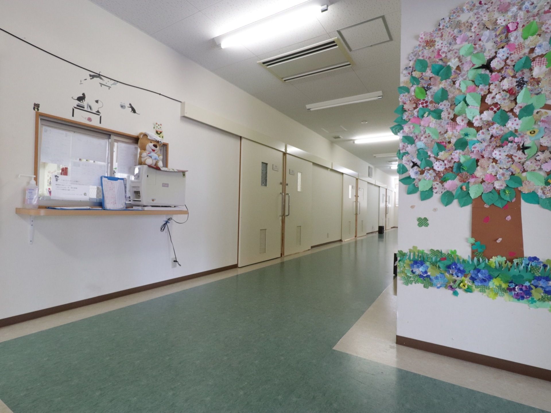施設通路の壁には、スタッフがレイアウトに工夫を凝らした作品が貼られている。館内でも季節感を出すよう努めている。