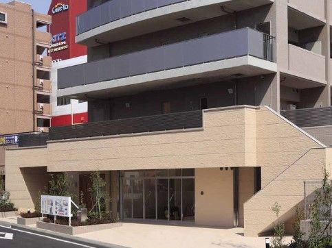 間口が広く見通しの良いサッシ扉と自動扉を完備した８階建て施設外観