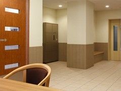 フロントには木製の椅子やベンチなど座る場所が用意されている。奥まったところには、ロッカーがあり荷物の受け渡しができる。