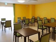 食堂には黄色い壁紙が貼ってある。椅子とカーテンには緑色を取り入れ、明るい雰囲気である。机は2つのサイズがある。