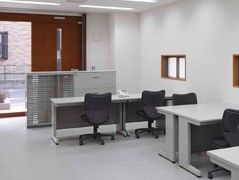 オフィスではグレーのデスクとキャビネットを設置して、黒の椅子を用いている。デスクは複数あり、事務仕事がしやすい。