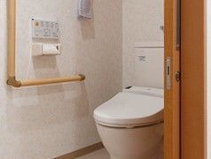 トイレには温水洗浄便座が設置されており、毎日快適に利用できる。操作パネルは壁の明るい場所に設置してある。