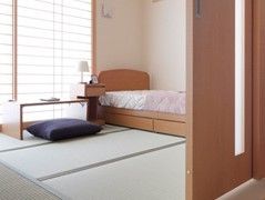 居室には和室が採用されている。ベッドを置くことも可能である。快適で穏やかな住環境の整備を行っている。