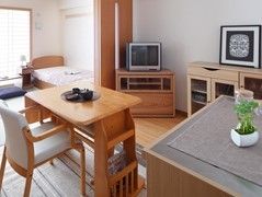 居室は複数のタイプの間取りがあり、それぞれキッチンやトイレ、洗面台、浴室など生活に必要な設備が装備されている。