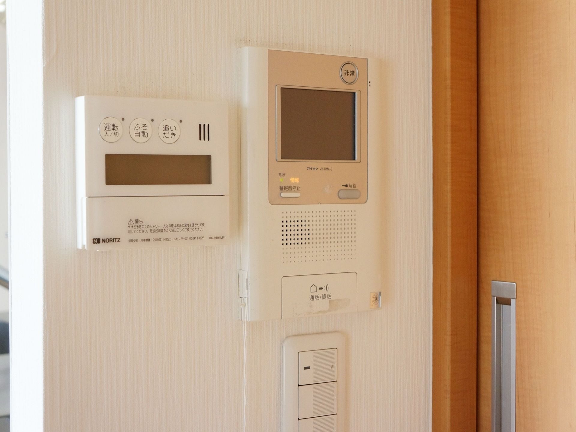 居室の壁には自動でお湯はり機能がついた、湯沸かし器の操作パネルが取り付けられている。またインターホンも用意されている。