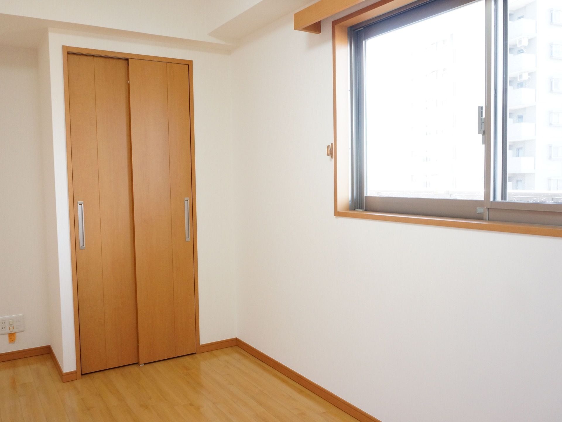 通路は段差のないバリアフリーで、カーペットが敷かれている。また廊下の壁には、ハンドレールが取り付けられている。