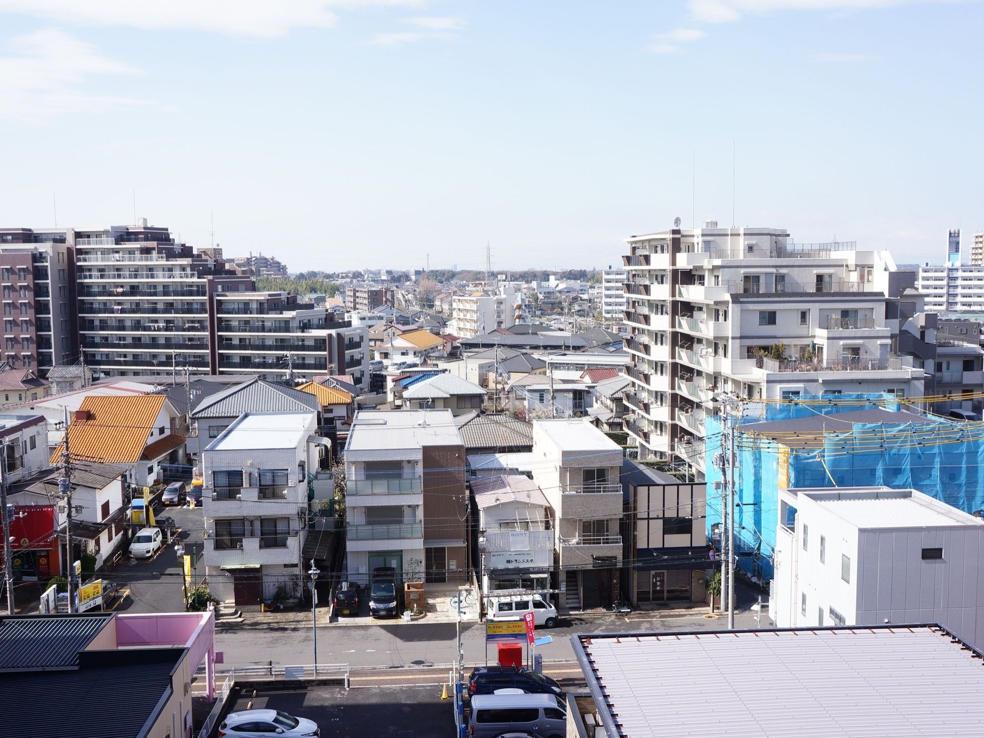 グループホームの上階にはベランダが用意されていて、周りの住宅街や、遠くの景色が見渡せるようになっている。