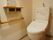 トイレには温水洗浄便座の付いた、洋式便器を設置している。壁には操作パネルがあり、ペーパーホルダーが取り付けられている。
