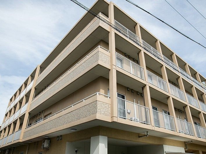 施設の建物は頑丈な造りになっていて、落ち着いた色合いの壁である。一見、普通のマンションのようで安心して生活することができる。