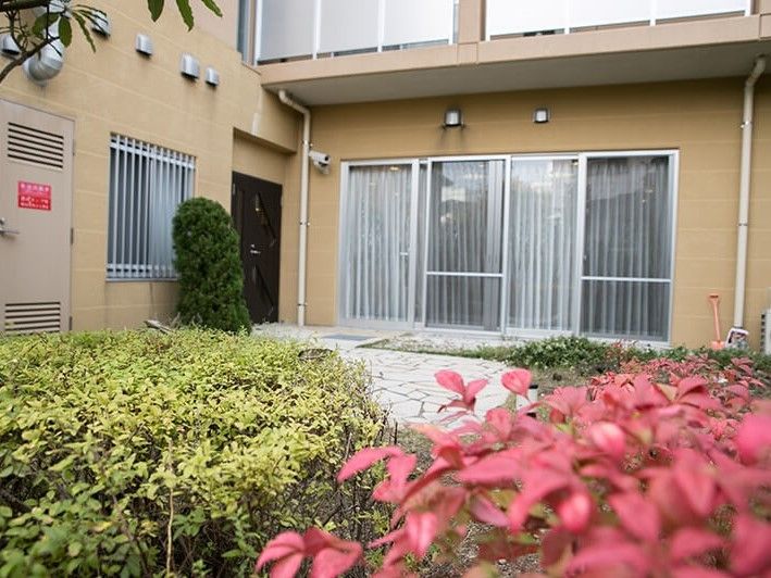 施設内には花の植えられた中庭がある。館内からも眺めることができるので、季節毎の自然を楽しむことができる。