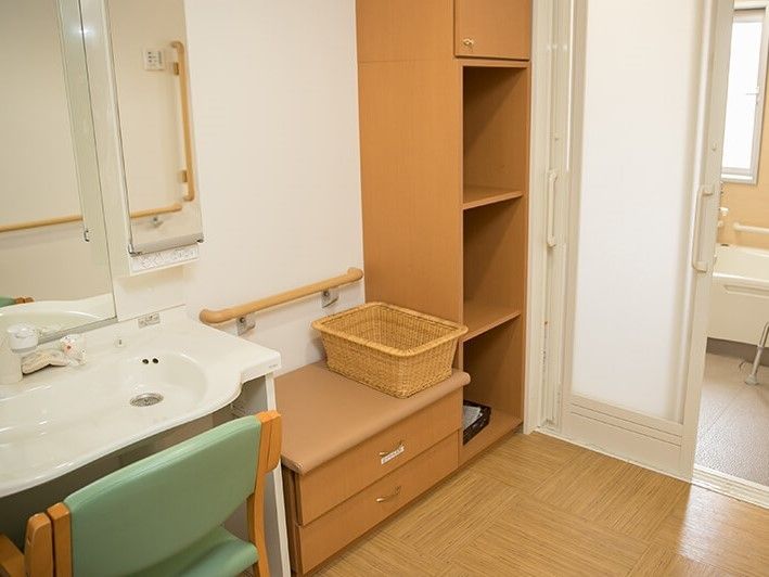 浴室の脱衣所は、足元が広くフローリングの床である。バリアフリー設計になっており、安全に使用することができる。