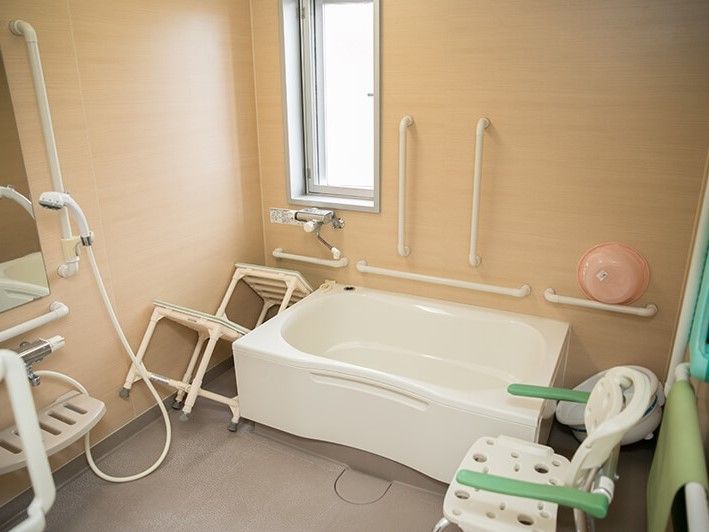 介護度が重い入居者様のために、機械式の入浴設備もある。手摺もたくさん設置しており、安心して入浴することができる。