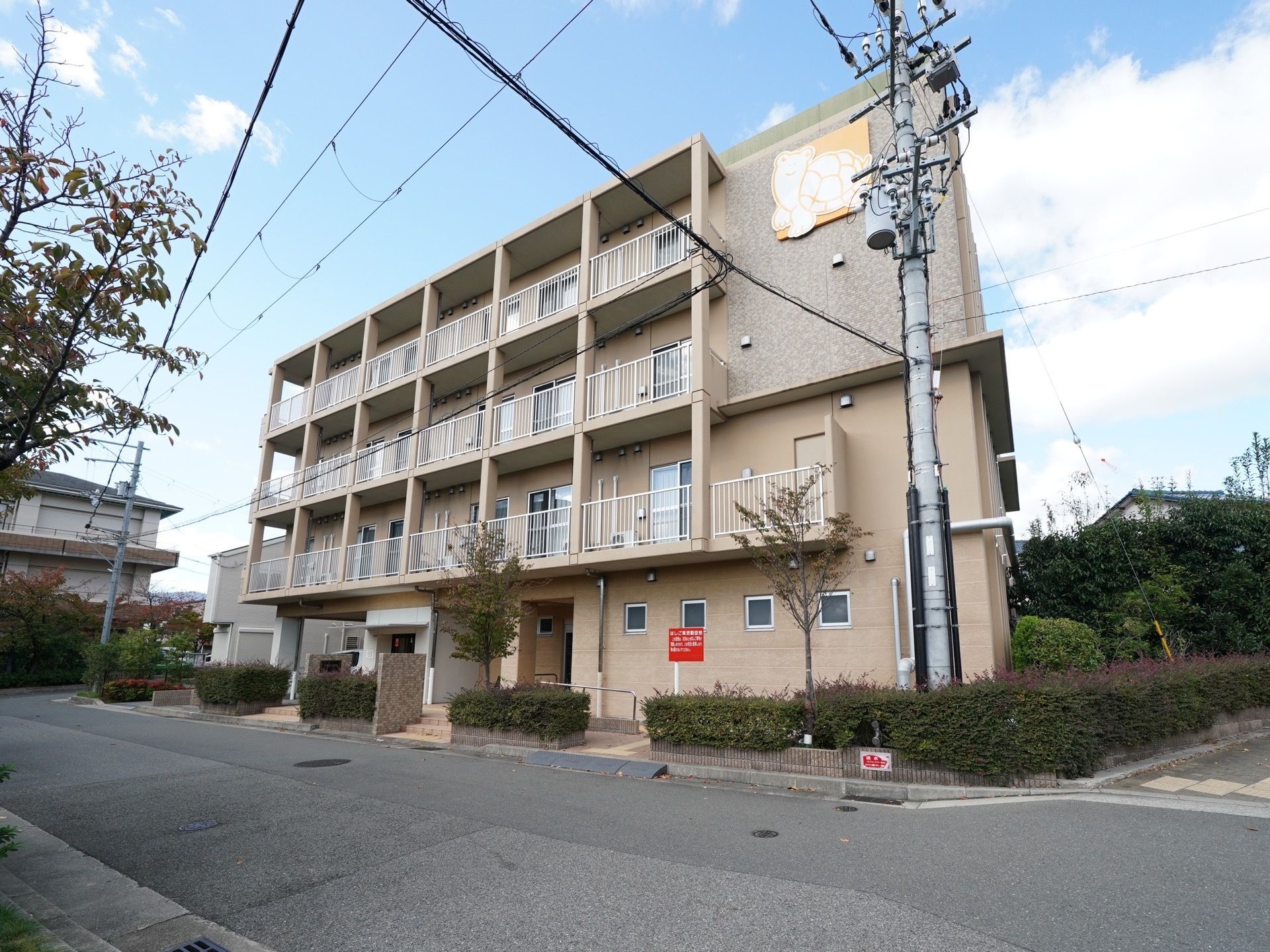 落ち着いた色調の４階建ての施設である。閑静な住宅地ながらアクセス良好で、ご家族様にもお越しいただきやすい。