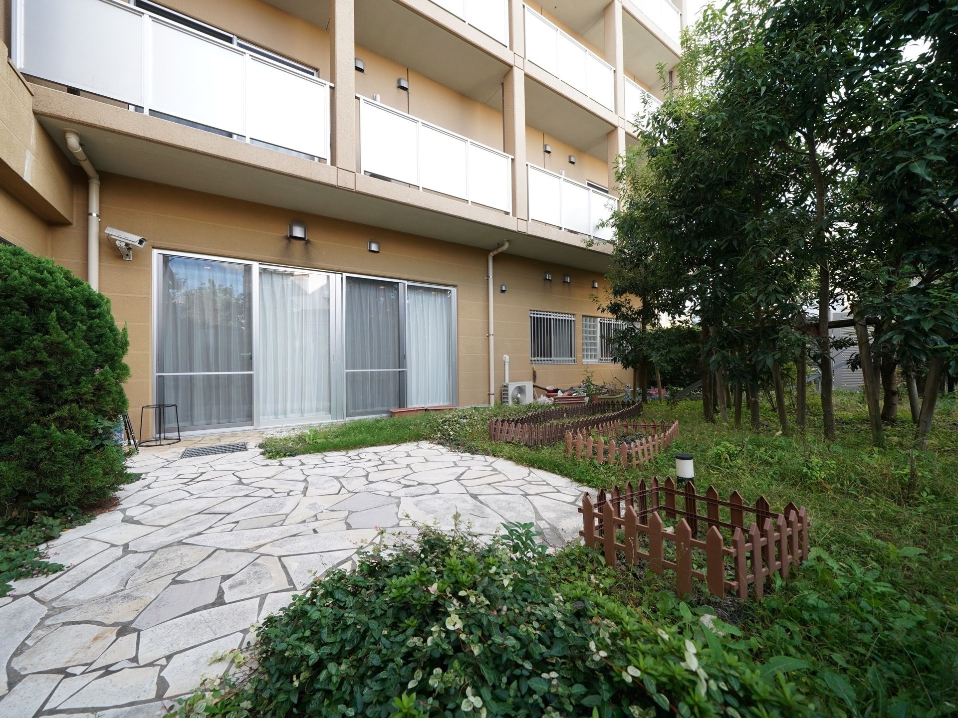 フラットな石畳が設置された中庭である。緑濃い草木が植えられ、すがすがしい緑の匂いに癒され気分転換になる。