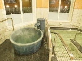 円形の浴槽から湯気が立ち上っている。もう一方の浴槽は埋め込み型になっており手すりとステップを使って入浴することができる。