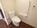 清潔感のある明るいトイレである。手すりや非常呼び出しブザーが完備されているので1人でも安心して利用できる。
