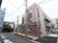 住宅街の一角にある施設。入口付近に手すりが取り付けられた階段とスロープがある。オープンしたばかりの建物はまだ真新しい。