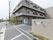 歩道のそばの門に施設名が明記されている。歩道からは段差もなく、敷地内に入ることができる。入ってすぐ左に飲み物の自動販売機がある。