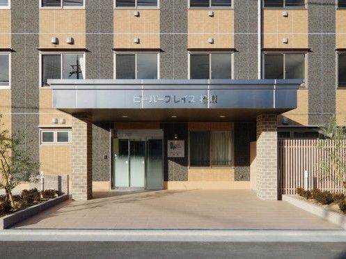 両サイドに植え込みを配し、車の乗降ができる屋根付きのスペースを完備した施設玄関