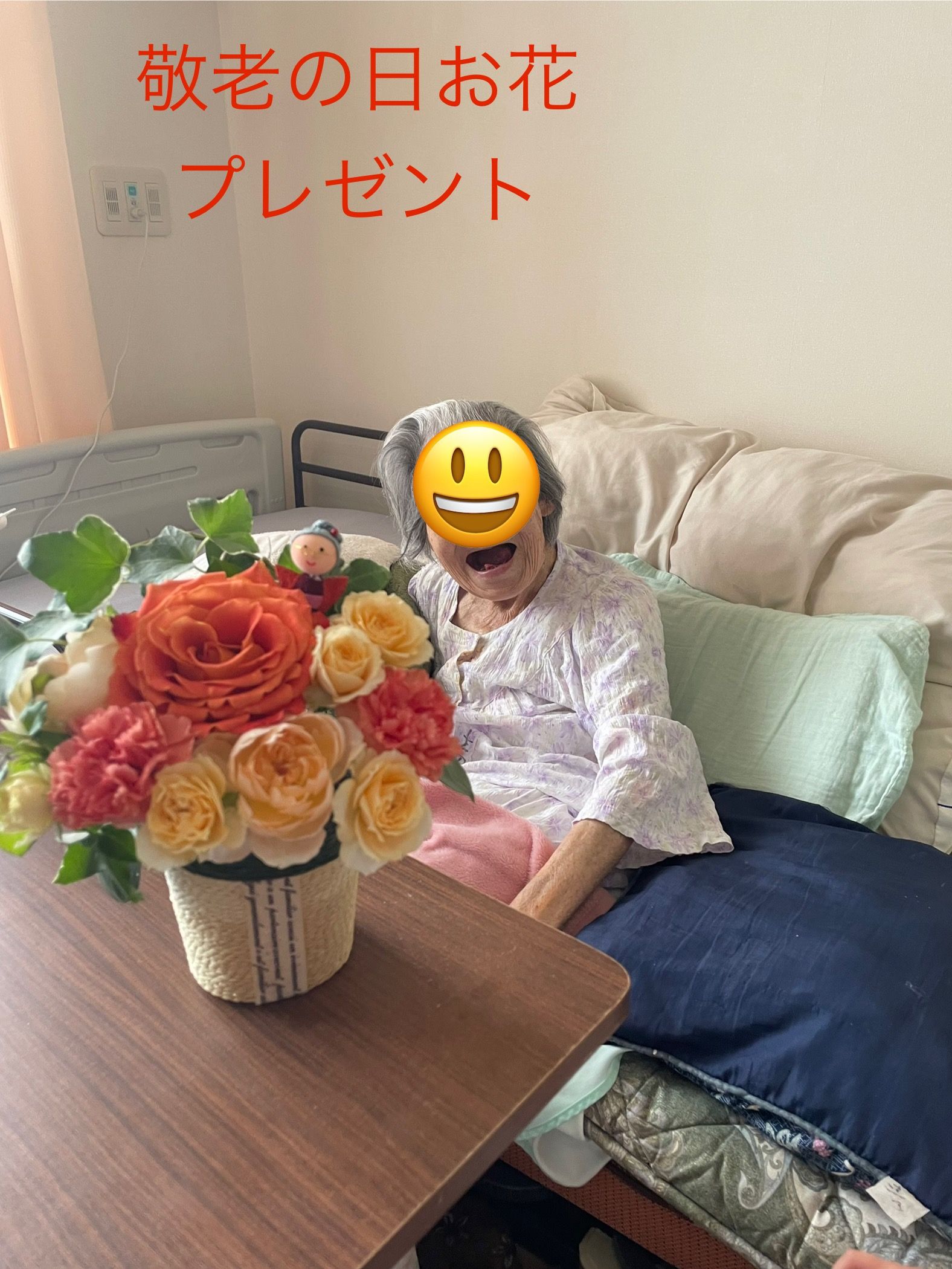 笑顔で花を受け取る女性