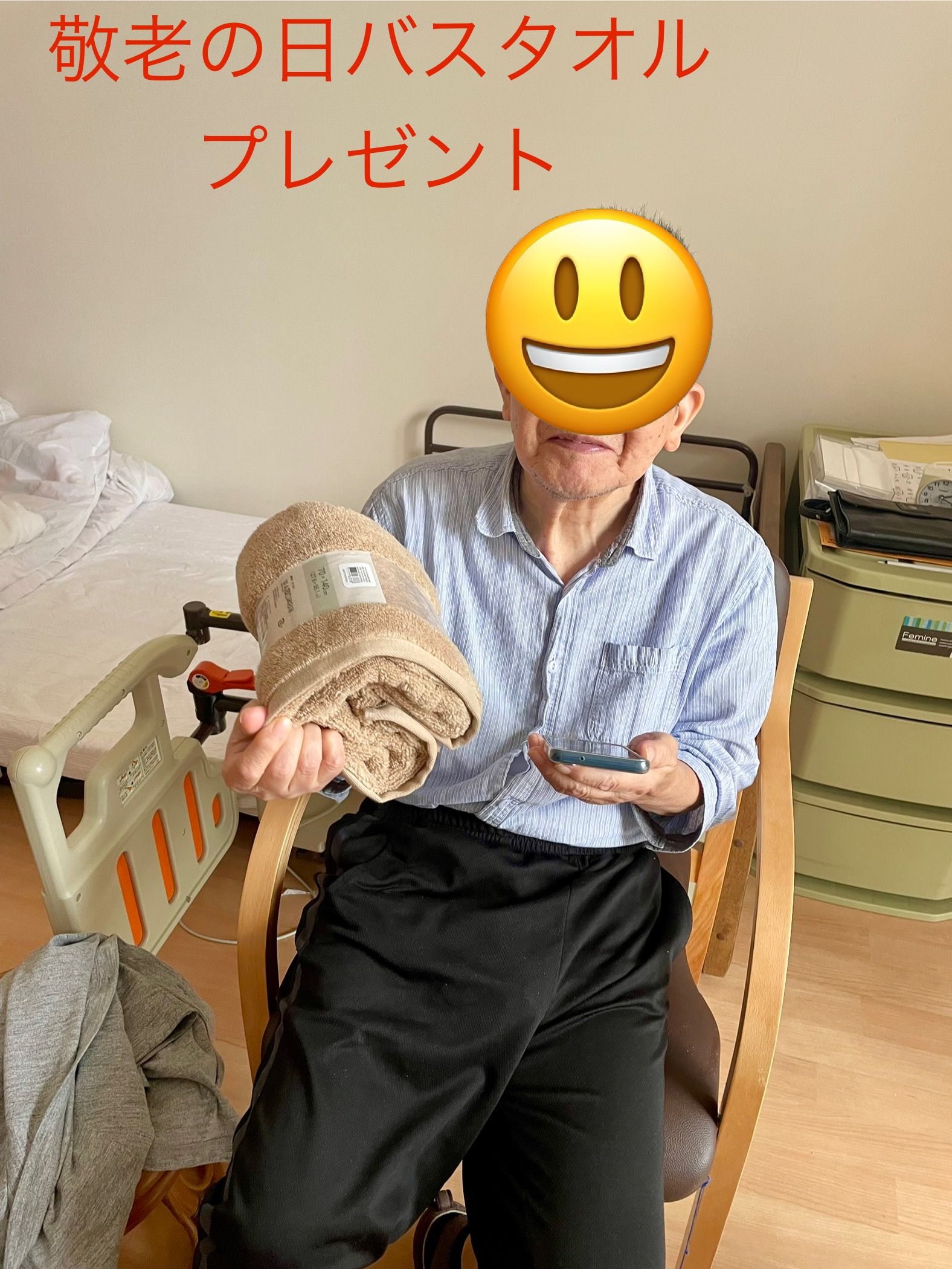 笑顔でタオルを持つ男性