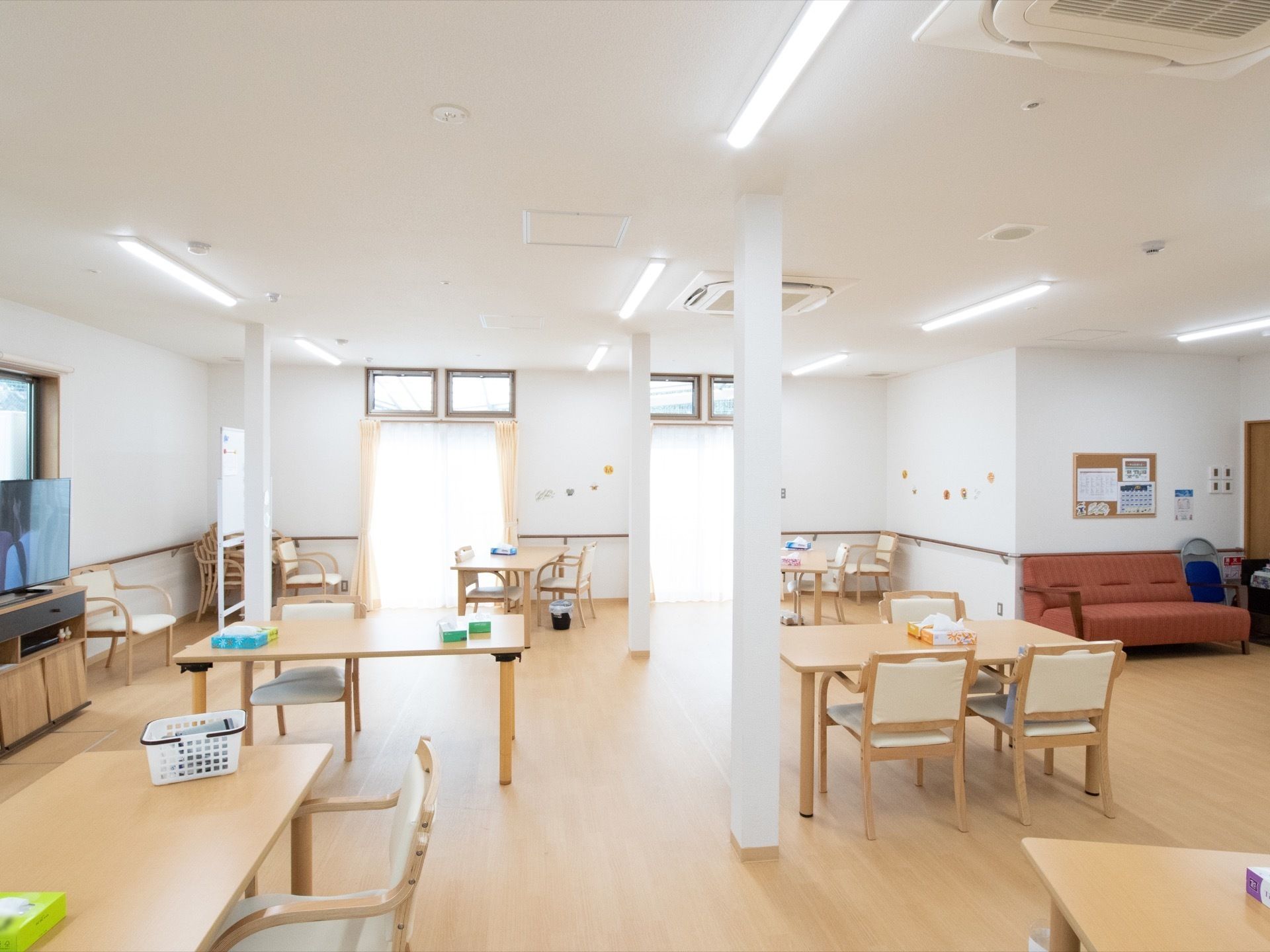 テーブルと肘掛けのついた椅子が設置された広いスペースである。安全に座ることができ、立ち座りの際も体を支えることができる。