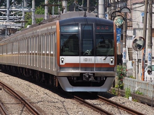 アクセス良好な住環境に立地している施設と、都心を行き交う電車車両
