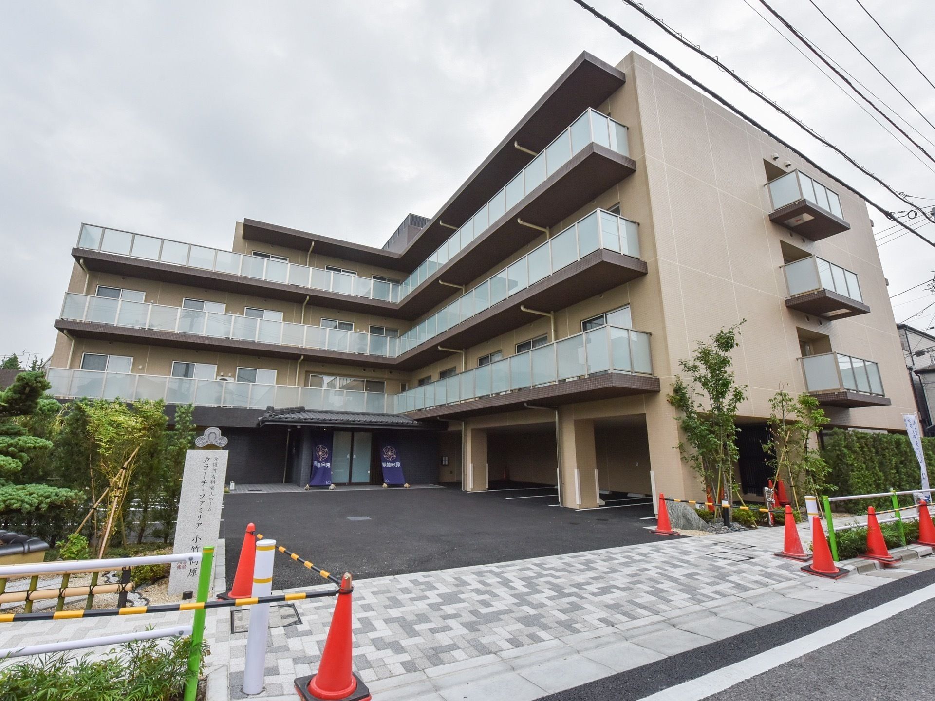 各階にベランダを完備した、L字型構造の4階建て施設