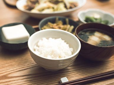 ご飯と味噌汁がセットになった和食