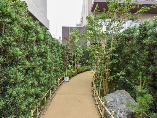 玄関アプローチ