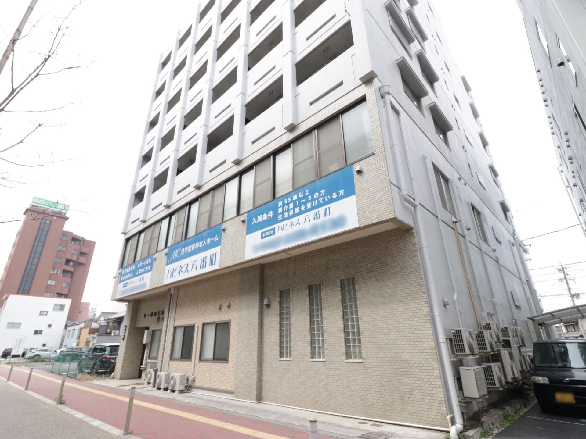 施設は落ち着いた住宅街の中に立っており、隣の建物との間に十分な距離があるので、日照条件が良い。施設名が大きく掲げられていて見付けやすい。