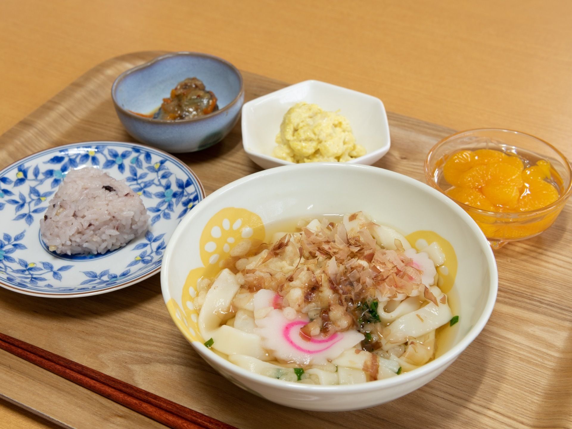 さまざまな食材を使用し、栄養バランスや食感などを考えた食事である。見た目も大切にし、おかずごとに食器を変えている。