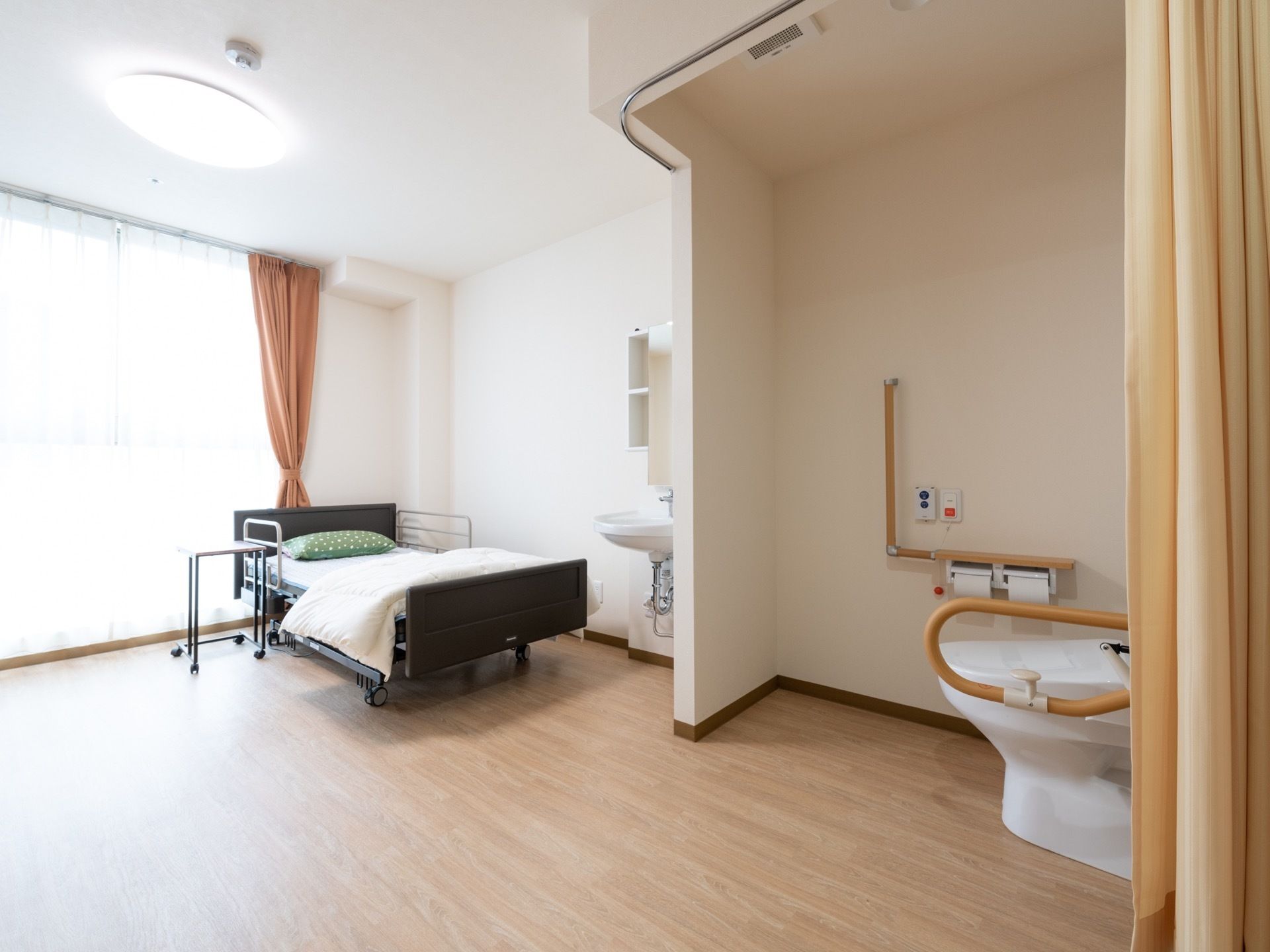 大きな掃き出し窓があり、大変明るい部屋である。バリアフリーの居室では、車椅子でも自由に移動でき、自立した生活を送りやすい。