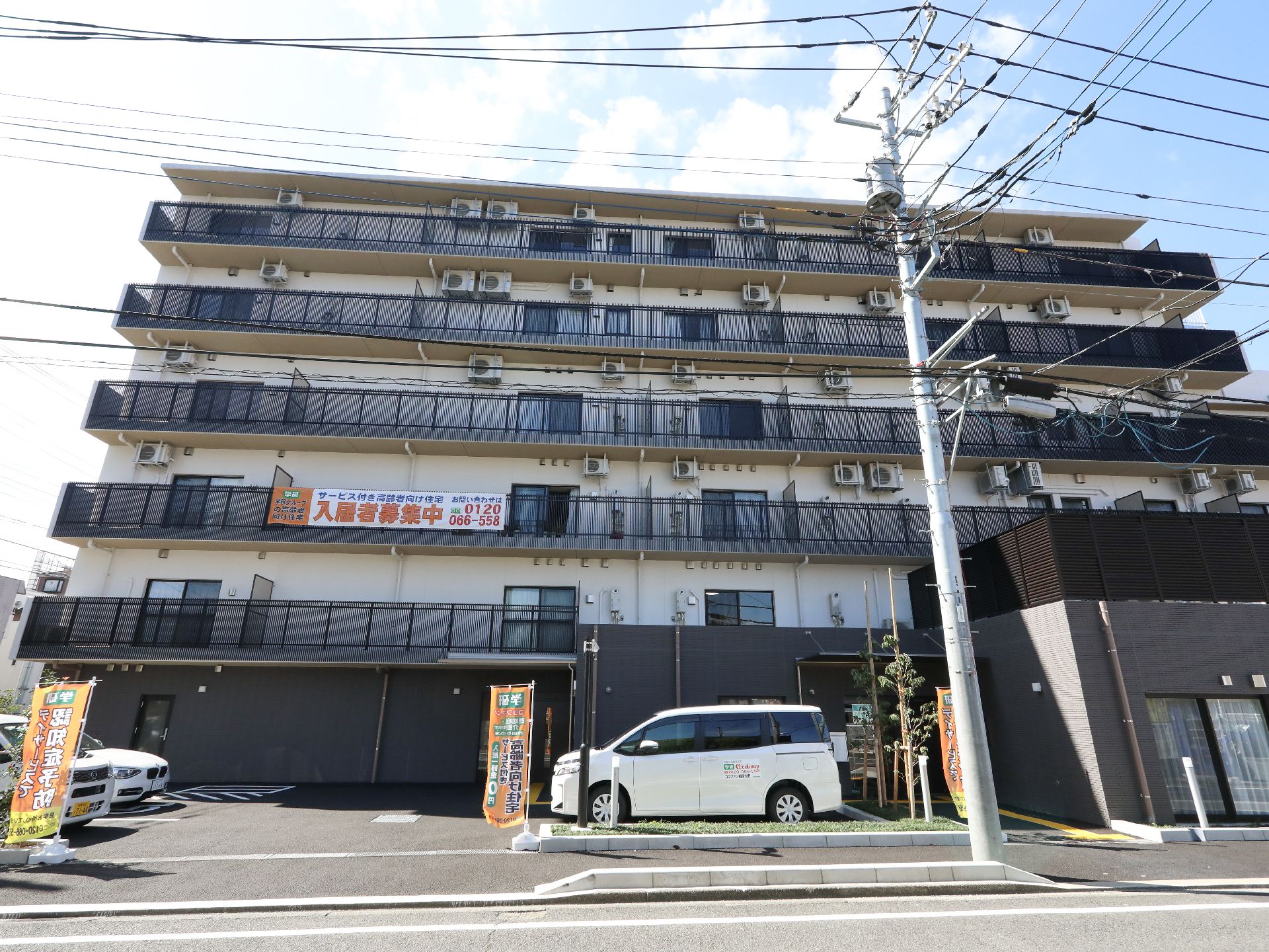 ベランダを完備し、居室タイプを多様に揃えた６階建て施設の外観