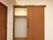 フローリングの部屋に引き戸があり、その奥が広い収納スペースになっている。内部に照明がついていて明るい。