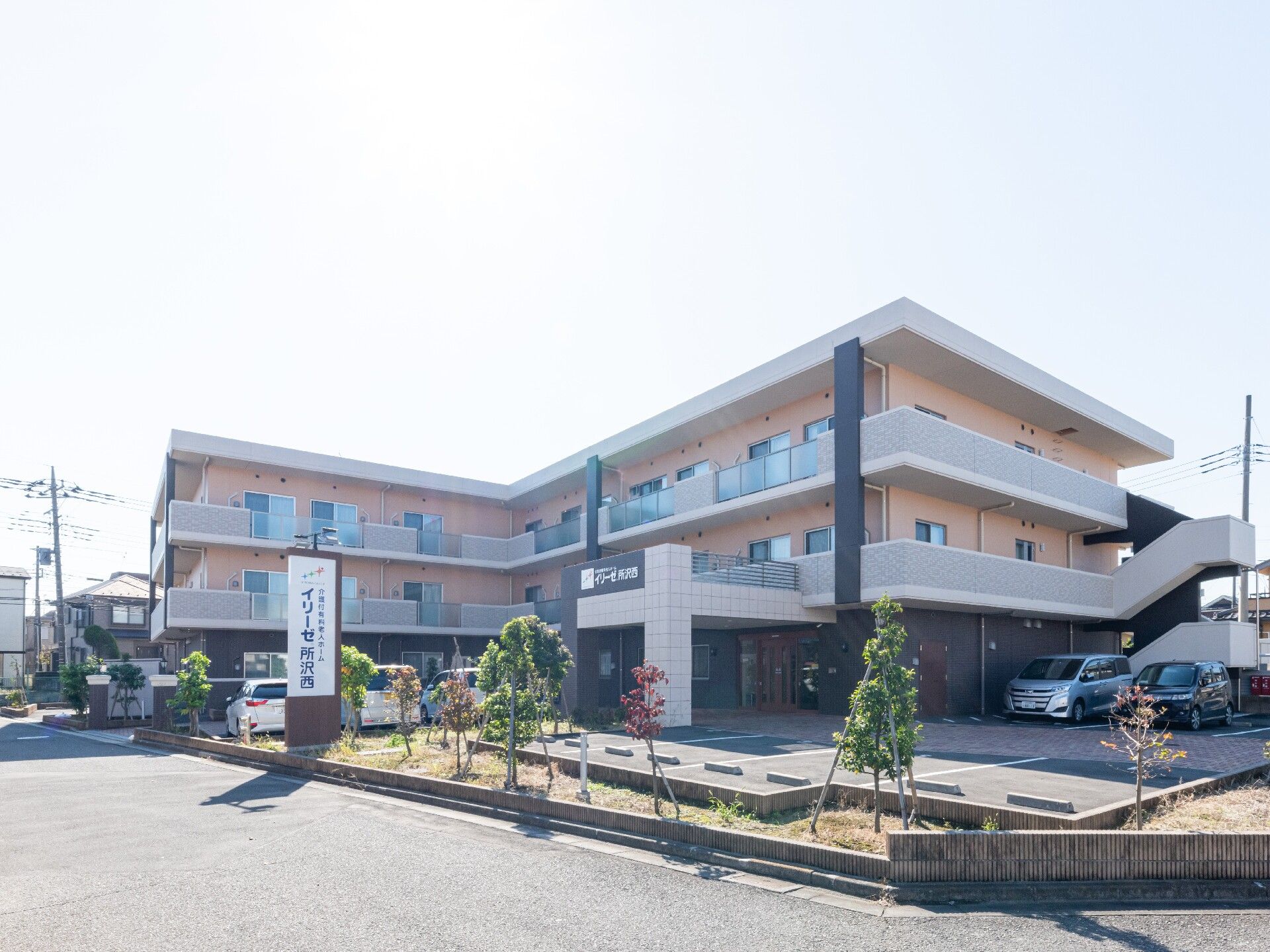 施設は、ベージュ色と茶色で統一された外観の建物になっている。3階建てで、2階と3階に入居者様用の居室がたくさん並んでいる。