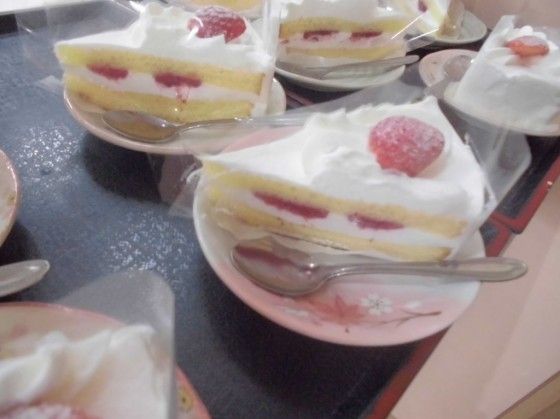 お皿にのったいちごのショートケーキがトレーに並んでいる。入居者様の楽しみの一つとなるように、おやつも用意している。