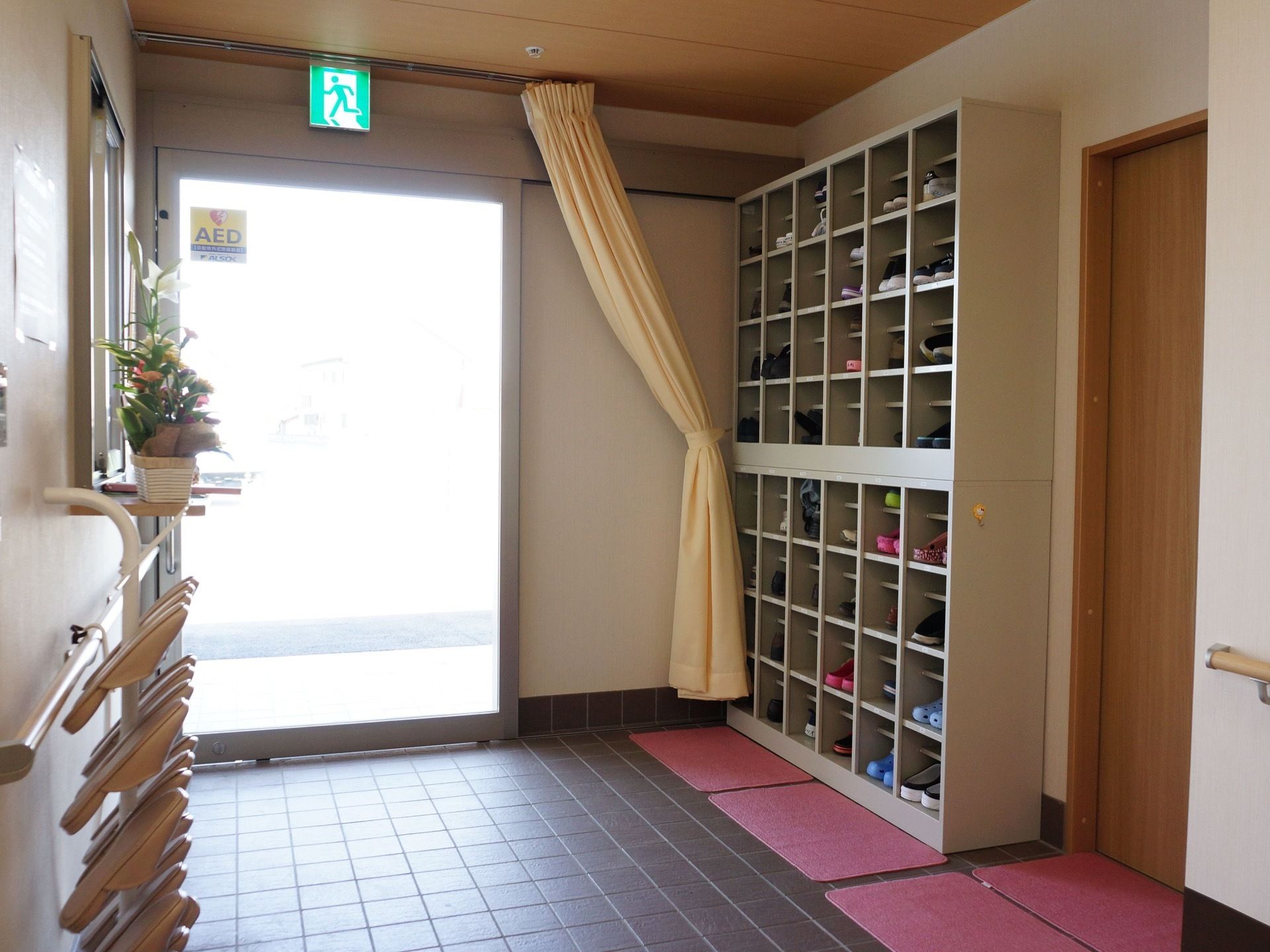 出入口は間口の大きな自動ドアになっており、単板の透明ガラスで採光が十分に確保され室内が明るくなっている。