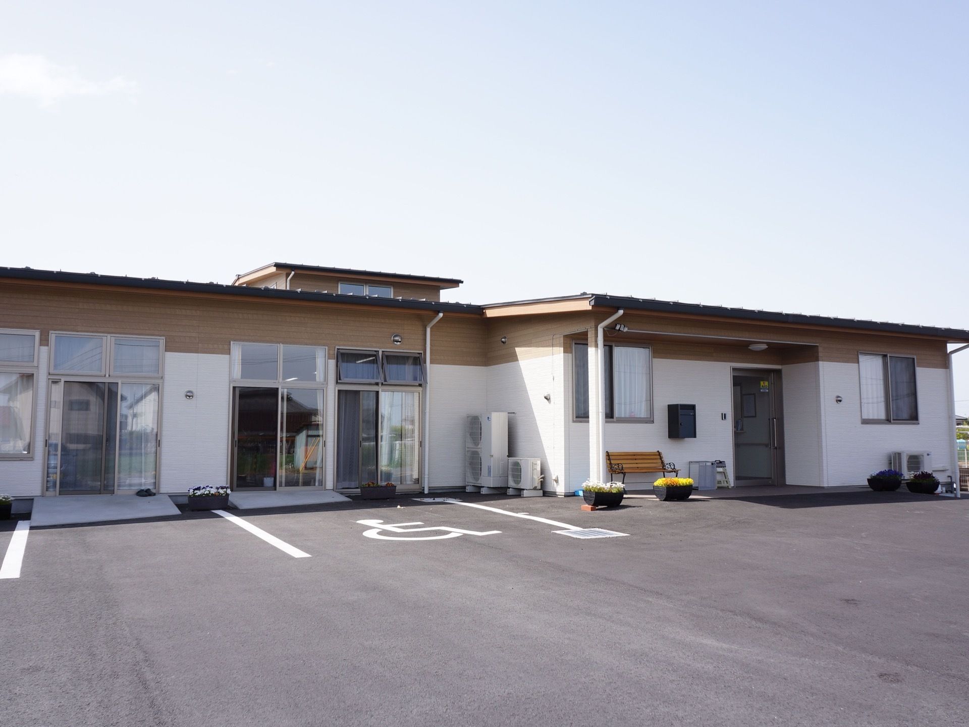 施設は平屋の建物である。身障者用の駐車スペースが出入口の近くには設けられており、下車後速やかに入室することができる。