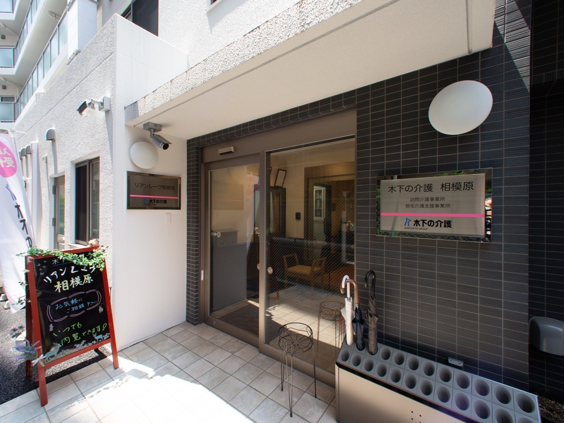 ６階建ての鉄骨造りの建物は重厚感がありどっしりとしたイメージ。建物の外には駐車スペースが設置されている。