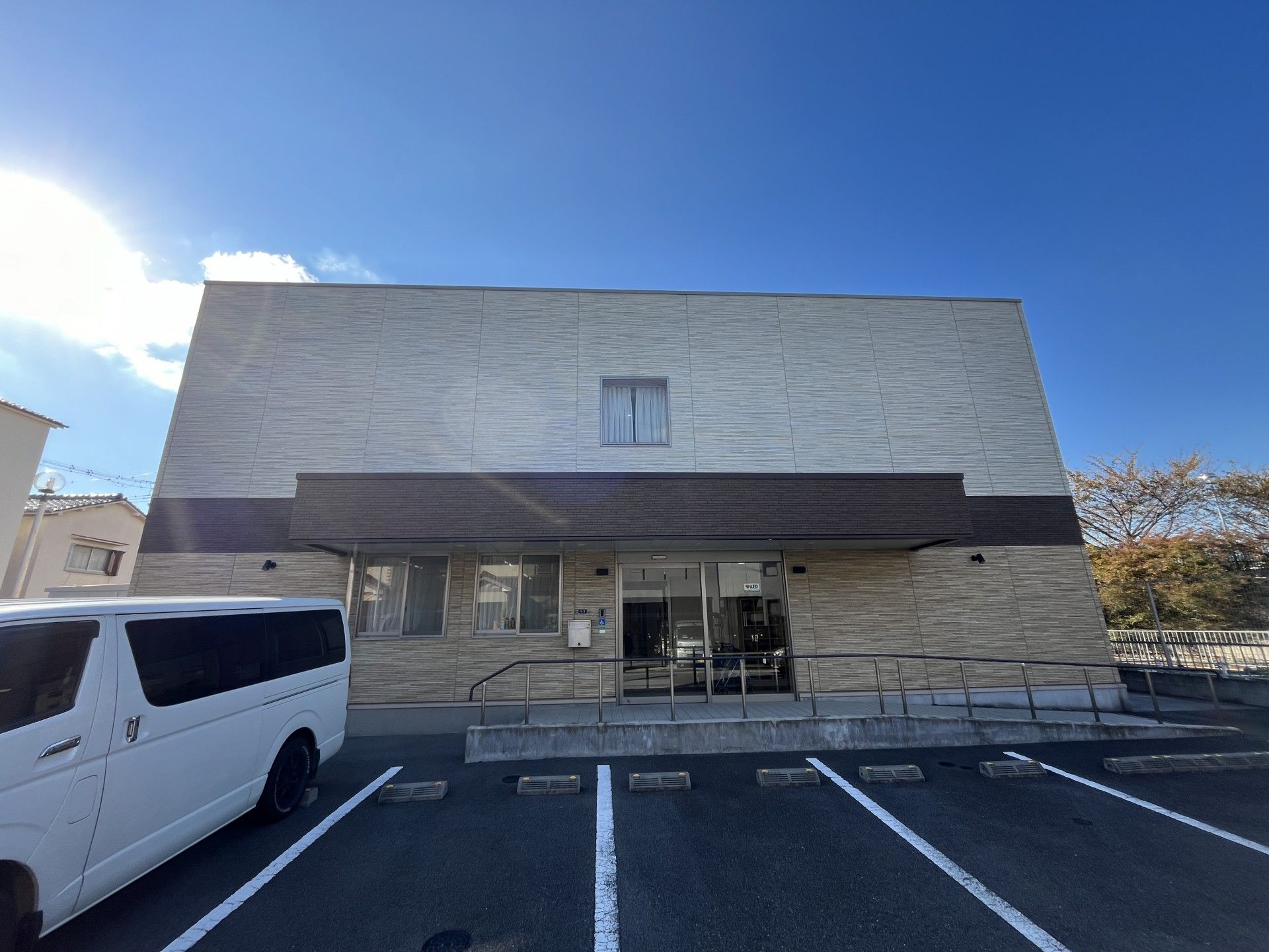 明るい外観の建物