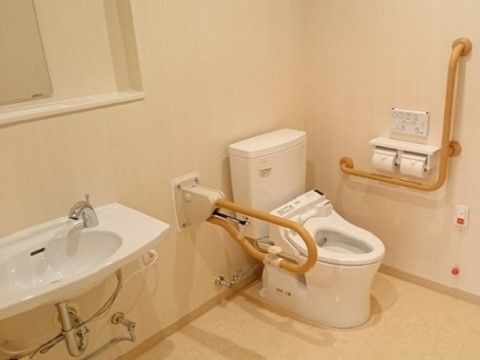 清潔感のある明るいトイレである。温水洗浄便座になっており、操作ボタンが壁にある。呼び出しボタンがあり、緊急時も安心である。