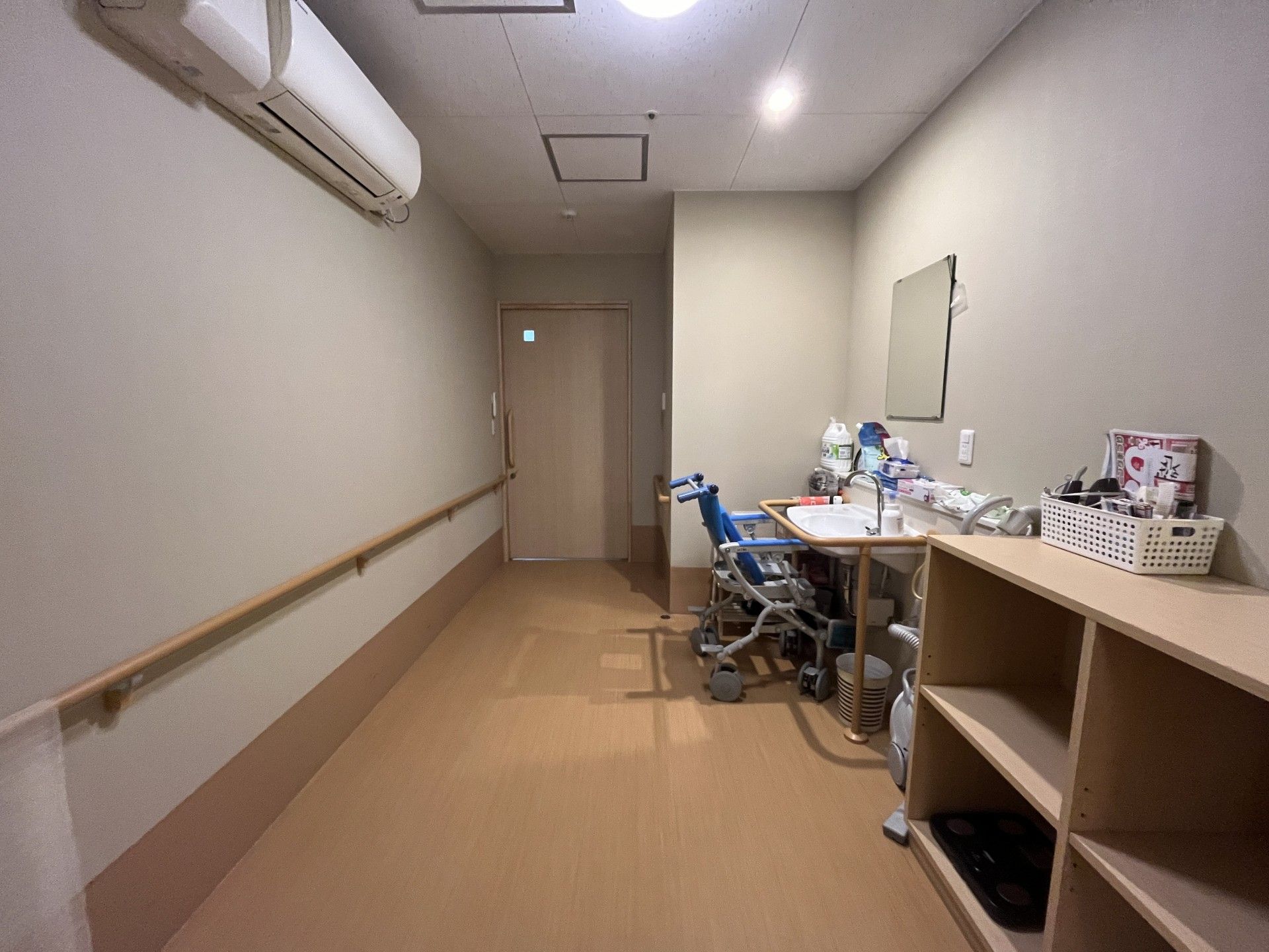廊下に設置された手すり