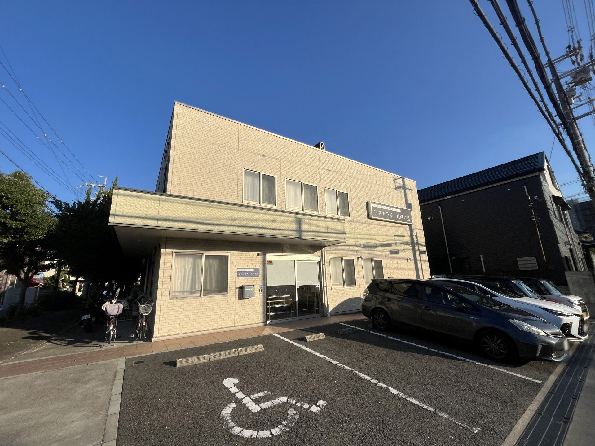 明るい外観の建物正面