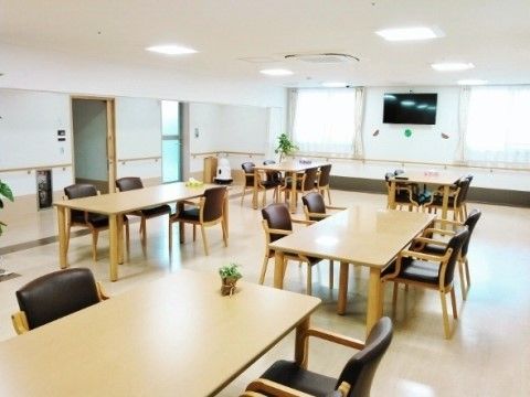 食堂スペースにはテーブルと椅子が余裕のある間隔で配置されており、車椅子をご利用の方もスムーズな通行が可能である。