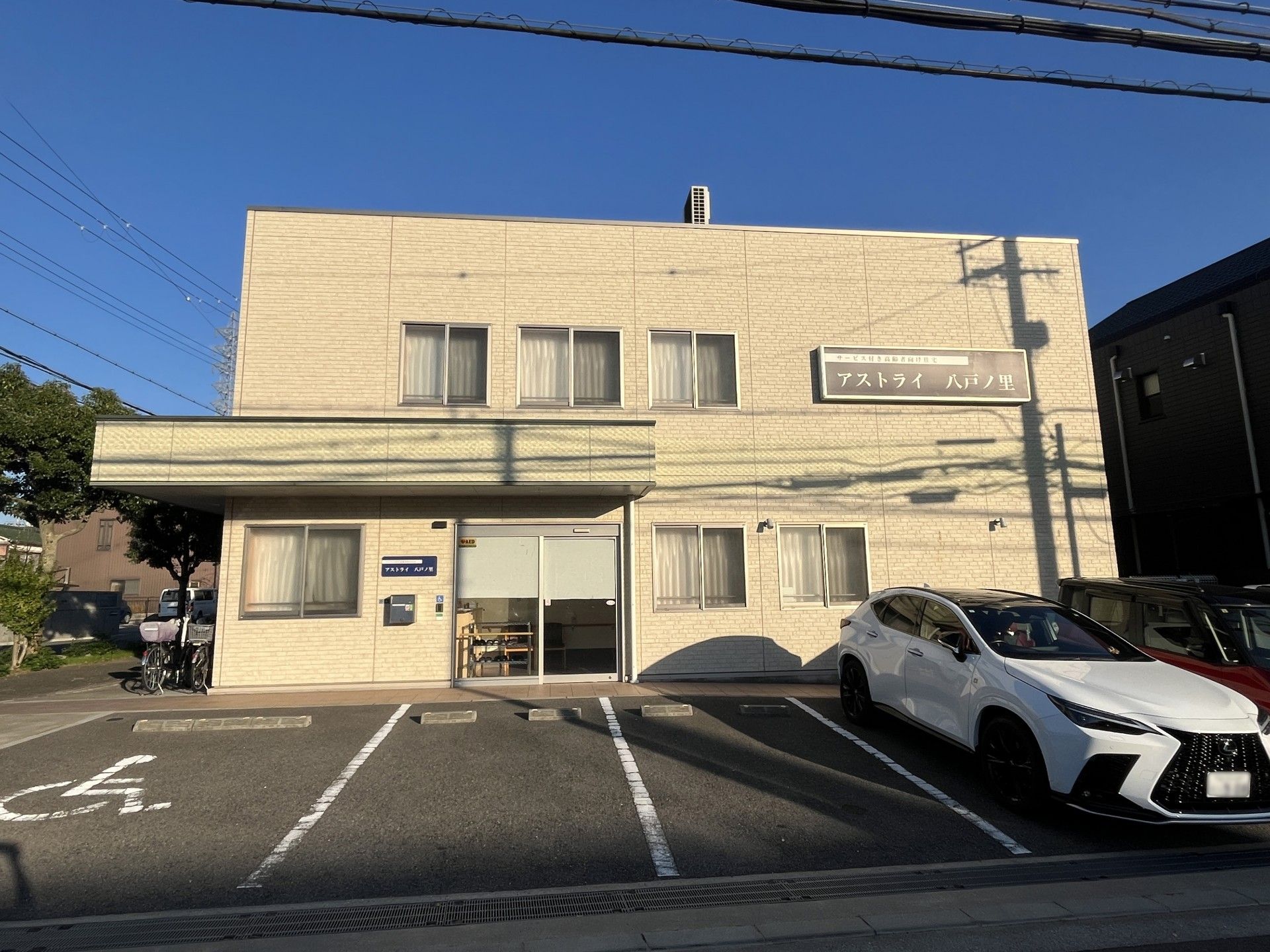 明るい外観の建物正面